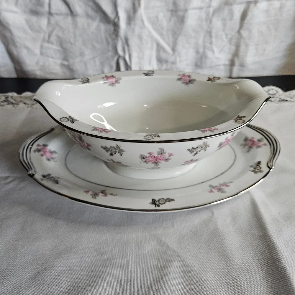 Noritake China Anita Pattern 5309 Gravy Boat with Attached Tray 7.5
